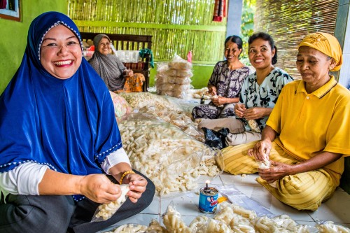 By investing and working with carefully selected partners, Oikocredit provides equality of opportunity for low-income women like these cracker producers in Indonesia.