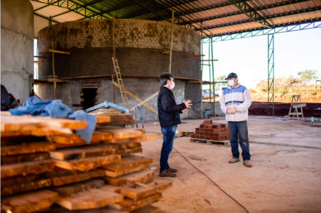 Cesar (left) talking with Paulo Sergio dos Santos, a farmer who is in charge of the construction work of the silos